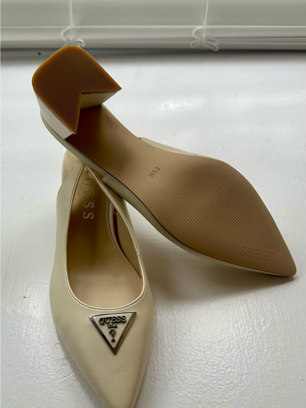 GUESS Cream Pointed-Toe Logo Pumps